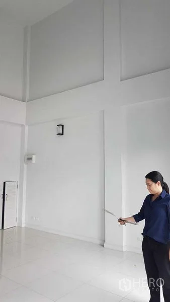 店屋 出租或出售在Bang Na, Bangkok - 宽敞白色室内空间，挑高天花与瓷砖地面，可自行装修。