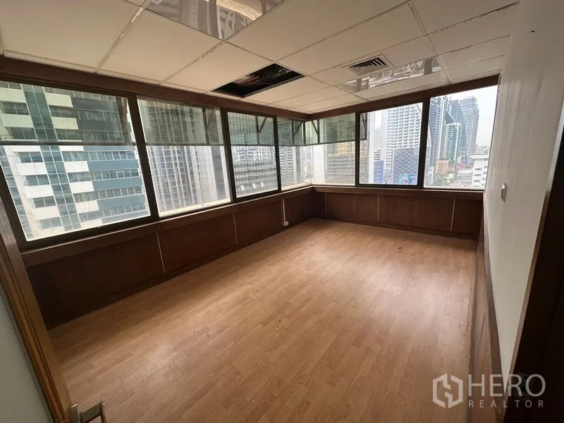 สำนักงาน ให้เช่าในWatthana, Bangkok - ห้องทำงานส่วนตัว พร้อมหน้าต่างรอบด้านและฝ้าแขวน