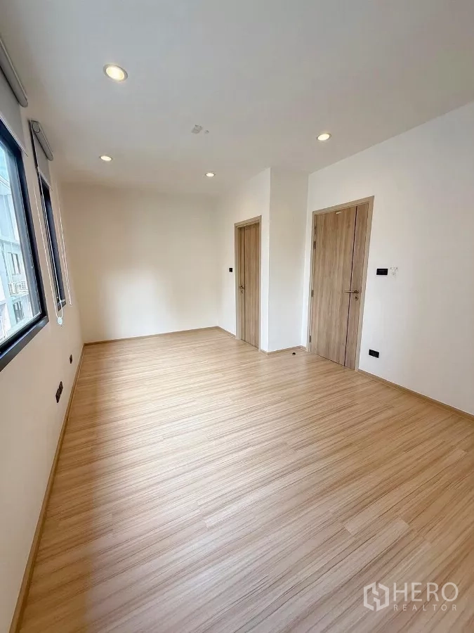 ทาวน์เฮาส์ ให้เช่าในSuan Luang, Bangkok - ห้องอเนกประสงค์พื้นลามิเนต ไฟดาวน์ไลต์ มีประตูสองบานและหน้าต่าง