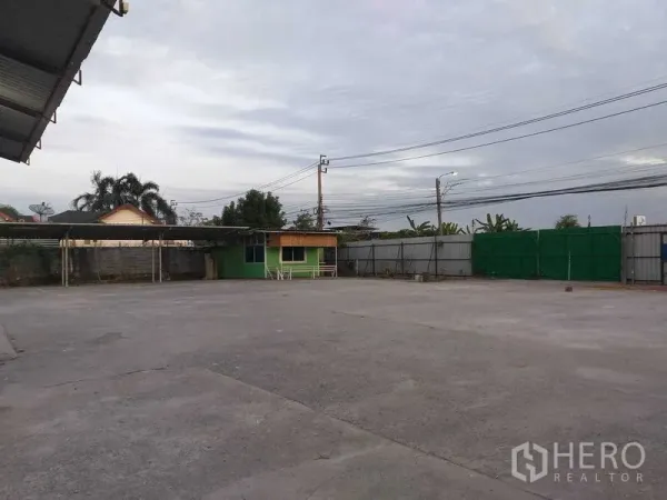 คลังสินค้า ให้เช่าในKhlong Sam Wa, Bangkok - ลานคอนกรีตกว้าง มีป้อมยามและรั้วรอบแน่นหนาริมถนน