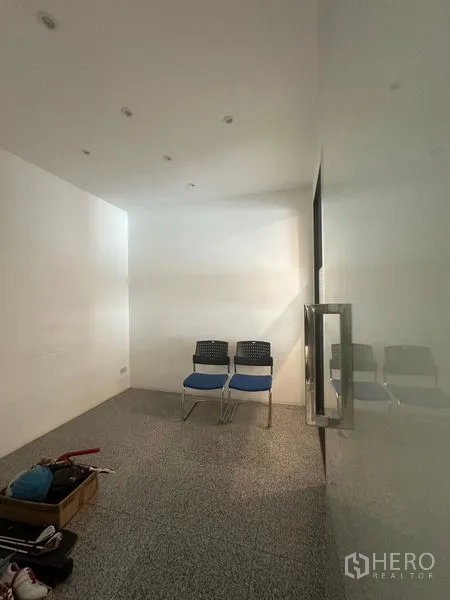 สำนักงานที่บ้าน ให้เช่าในPhra Khanong, Bangkok - ห้องประชุม/ห้องรับรองขนาดเล็ก ผนังสีขาว เพดานติดสปอตไลท์