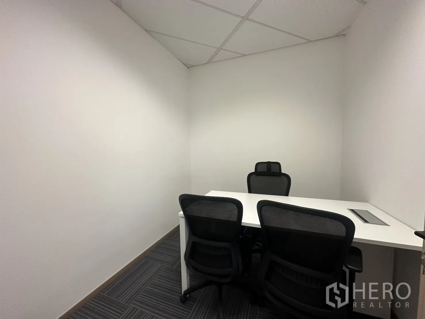 办公室 for rent in Pathum Wan, Bangkok - 小型独立办公室，人体工学椅与白色办公桌。