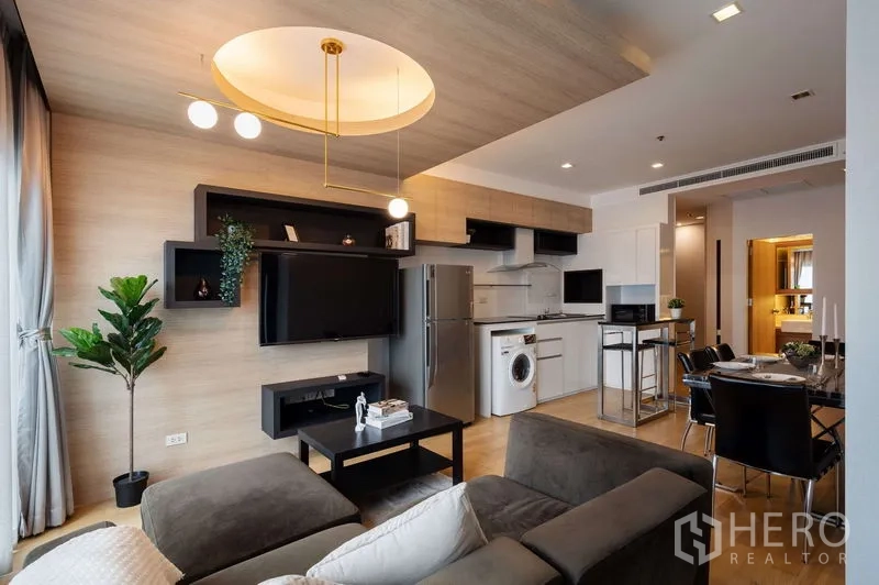 คอนโด ขายในWatthana, Bangkok - มุมกว้างของห้องนั่งเล่นกับโคมไฟเพดาน ครัวครบเครื่องใช้ และไอส์แลนด์แบบบาร์