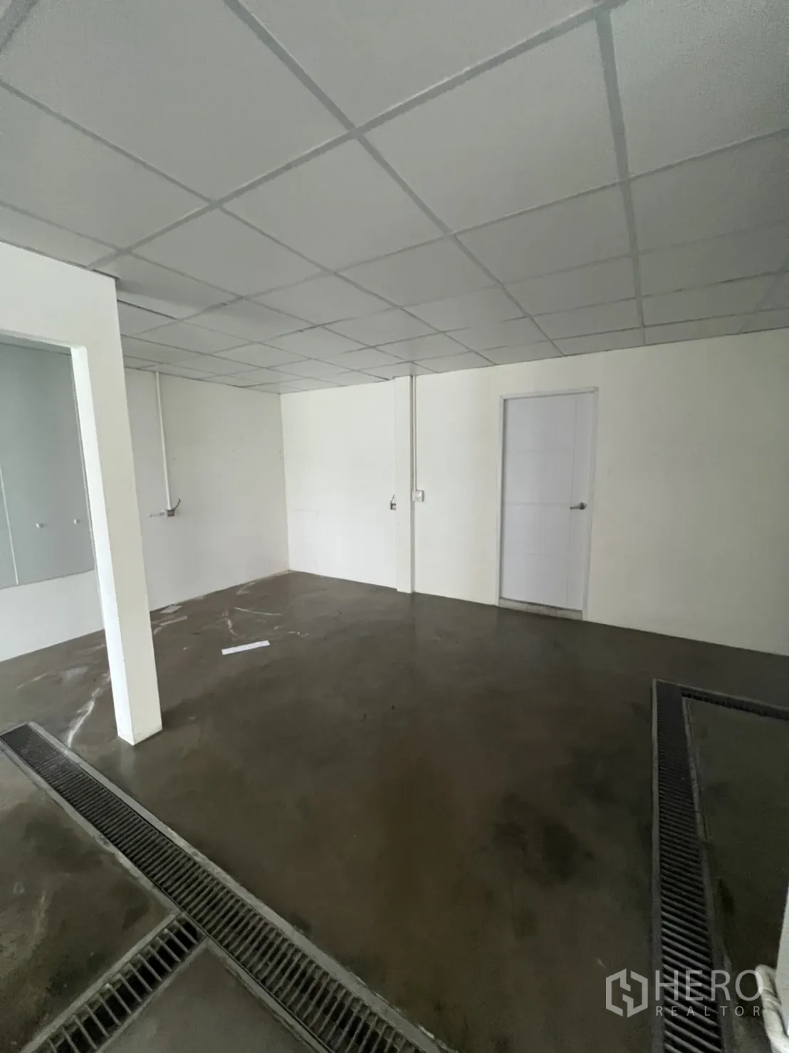 บ้าน ให้เช่าหรือขายในSathon, Bangkok - ห้องโล่งฝ้าทีบาร์พร้อมรางระบายน้ำที่พื้น เหมาะใช้หลายรูปแบบ