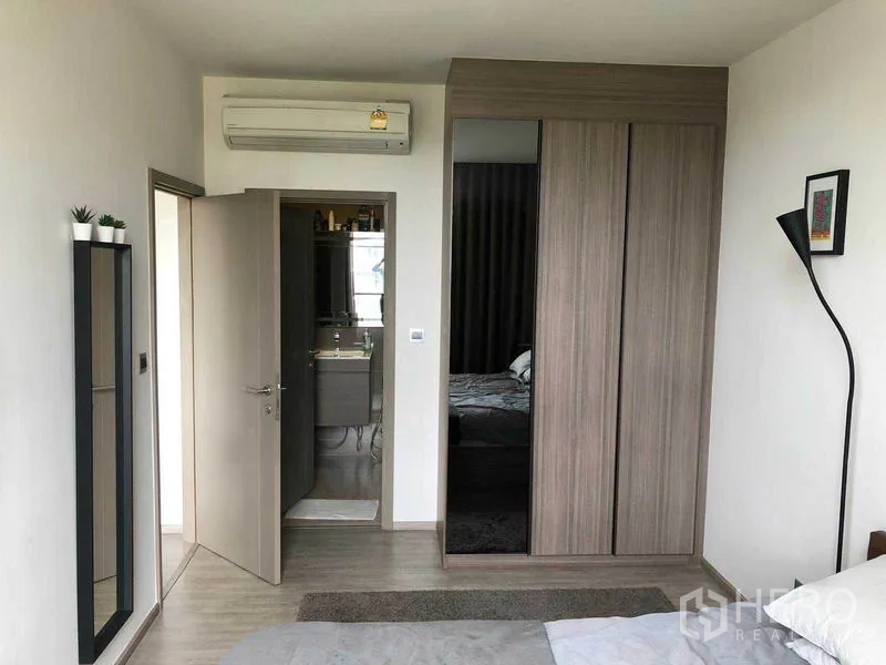 คอนโด ให้เช่าในWatthana, Bangkok - ห้องนอนหลักพร้อมตู้เสื้อผ้าบิลท์อินและทางเข้าห้องน้ำ