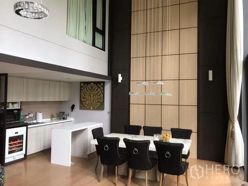 คอนโด ขายในKhlong Toei, Bangkok - ครัวและโซนรับประทานอาหาร พร้อมผนังตกแต่งสูงและโคมแขวน