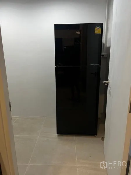 ทาวน์เฮาส์ ให้เช่า - ห้องเอนกประสงค์พร้อมตู้เย็นสีดำดีไซน์สวย