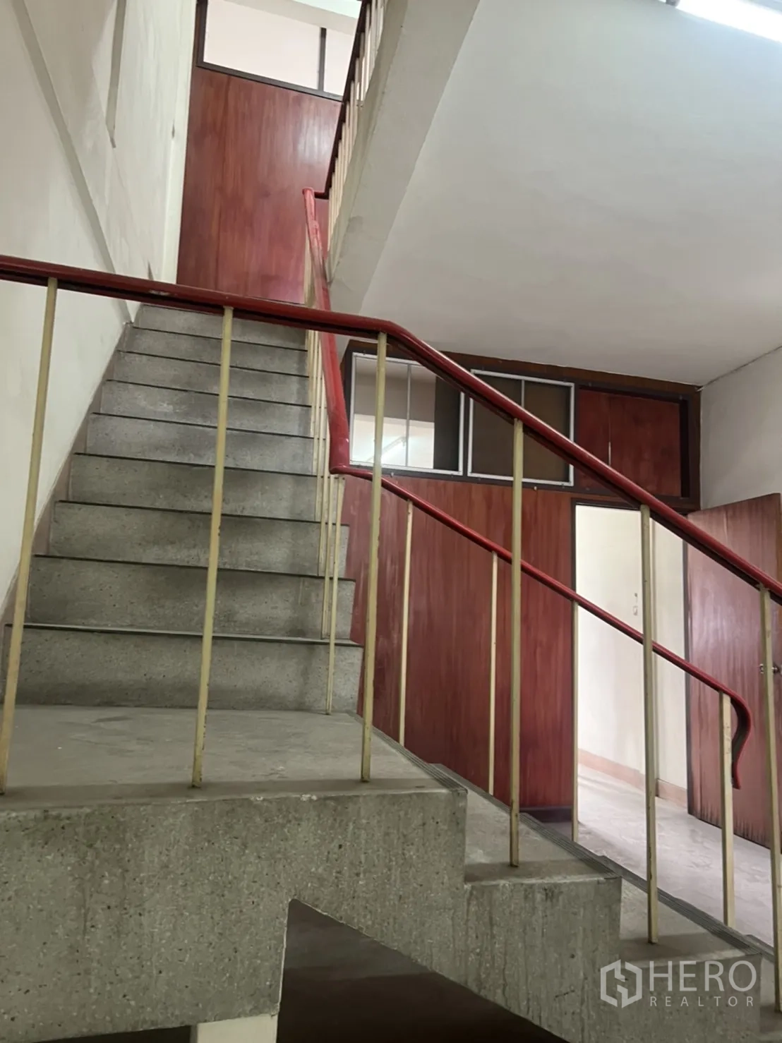 店屋 出租在Watthana, Bangkok - 联排商铺内的楼梯，红色扶手通往上层。