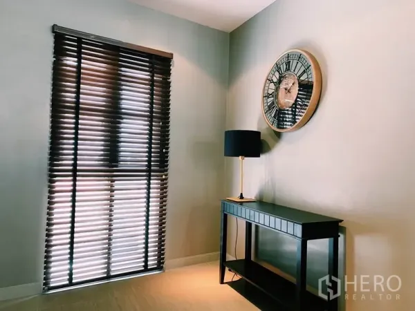 คอนโด ให้เช่าในWatthana, Bangkok - มุมตกแต่งมินิมอล โต๊ะคอนโซล โคมไฟยืน นาฬิกาติดผนัง และหน้าต่างพร้อมมู่ลี่