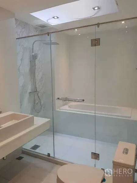 Home Office for rent in Watthana, Bangkok - Contemporary bathroom featuring a glass-enclosed shower, bathtub, white tiles and floating vanity.