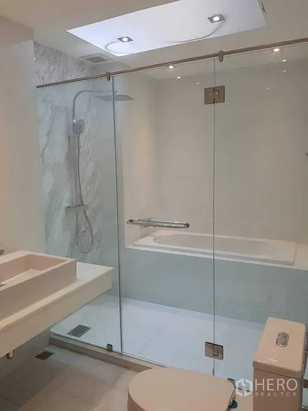 Home Office for rent in Watthana, Bangkok - Contemporary bathroom featuring a glass-enclosed shower, bathtub, white tiles and floating vanity.