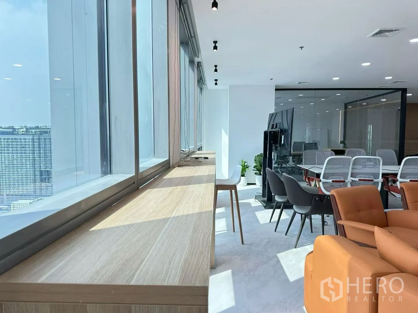 สำนักงาน for rent in Huai Khwang, Bangkok - ขอบหน้าต่างยาวรับแดดธรรมชาติ เชื่อมสู่เลานจ์และห้องประชุมผนังกระจก