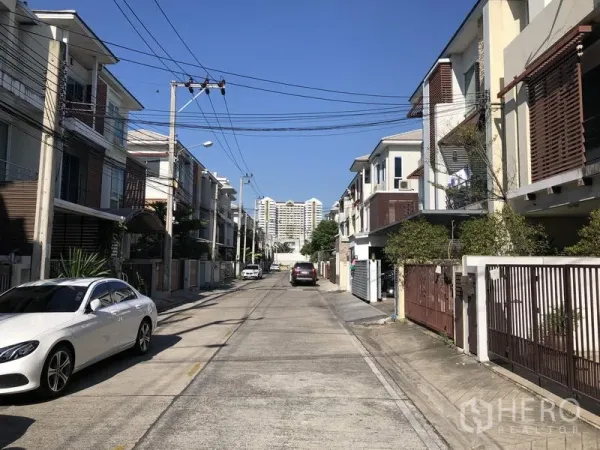 ทาวน์เฮาส์ ให้เช่าในYan Nawa, Bangkok - ถนนภายในชุมชนเงียบสงบ สองฝั่งเป็นทาวน์เฮ้าส์สามชั้น มีรถจอดริมทาง