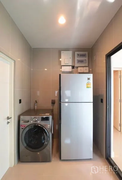 บ้าน ให้เช่าในBang Kapi, Bangkok - มุมซักล้างกะทัดรัด พร้อมเครื่องซักผ้าฝาหน้าและตู้เย็นสองประตู
