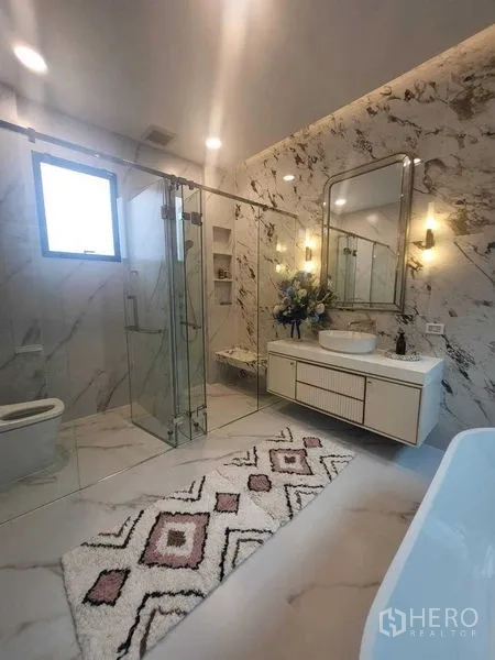 บ้าน ให้เช่าในSaphan Sung, Bangkok - ห้องน้ำกรุหินอ่อน มีตู้กระจกอาบน้ำและเคาน์เตอร์ลอย