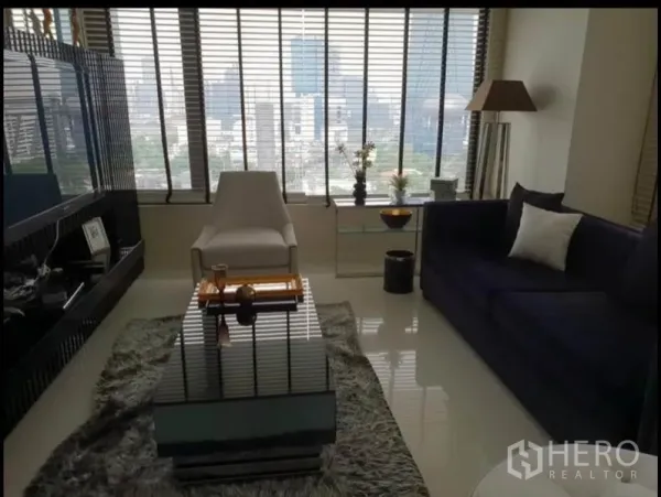 คอนโด ให้เช่าในSathon, Bangkok - ห้องนั่งเล่นสไตล์โมเดิร์น ผนังกระจกสูง มองเห็นวิวเมือง โซฟาและเก้าอี้พักผ่อน