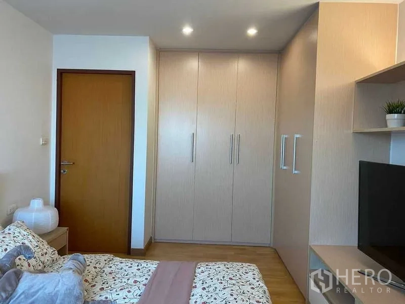 คอนโด ให้เช่าหรือขายในPhra Khanong, Bangkok - ตู้เสื้อผ้าบิวท์อินเต็มผนังในห้องนอน พร้อมไฟดาวน์ไลท์