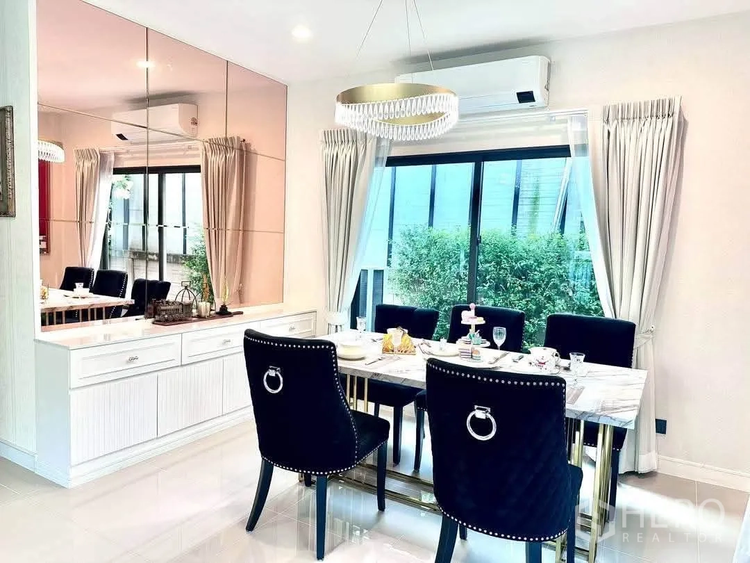 Detached House for rent in Bang Kapi, Bangkok - Elegant dining area with marble table, black chairs and a mirrored wall.