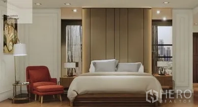 คอนโด ให้เช่า - ห้องนอนมีหัวเตียงบุนวม เก้าอี้พักผ่อน และแสงไฟนุ่มนวล