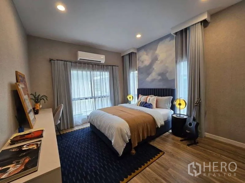 独立式住宅 出租在Bang Kapi, Bangkok - 次卧采光好，大窗、艺术墙头与木地板。