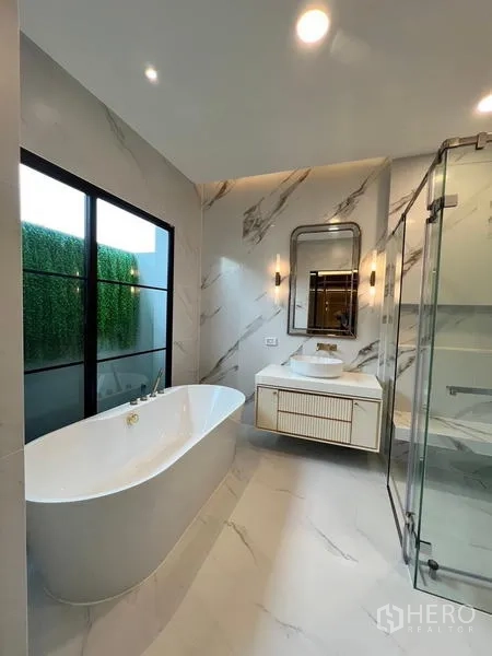 บ้าน ให้เช่าหรือขายในSaphan Sung, Bangkok - ห้องน้ำหรู อ่างอาบน้ำเดี่ยว ตู้อาบกระจก และผนังลายหินอ่อน