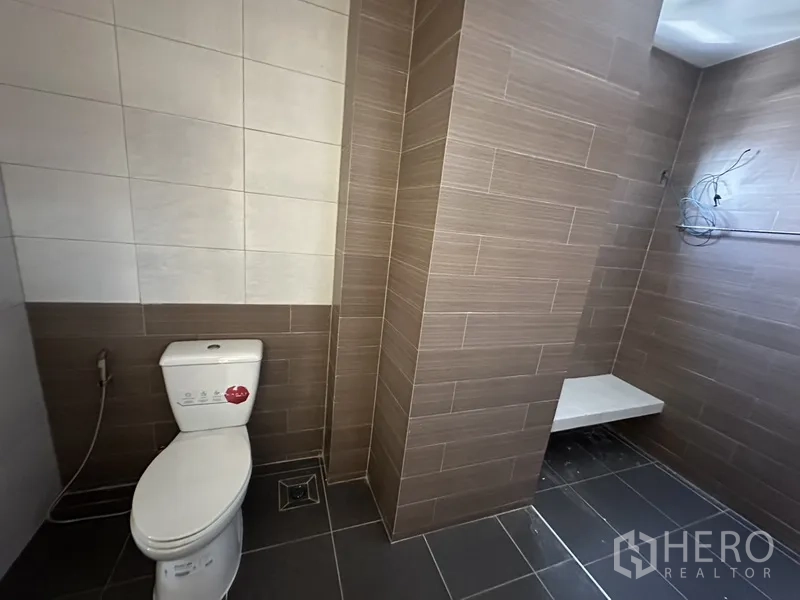 สำนักงานที่บ้าน ให้เช่าในPhra Khanong, Bangkok - ห้องน้ำปูกระเบื้องสีน้ำตาล มีโซนอาบน้ำและชักโครก