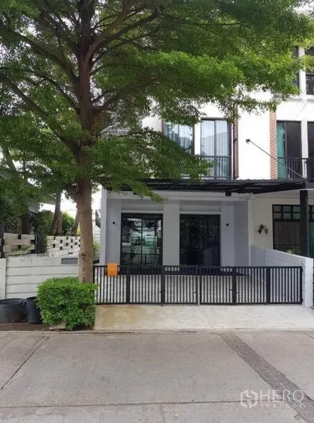 ทาวน์เฮาส์ ให้เช่าในSuan Luang, Bangkok - มุมตรงด้านหน้าบ้าน พร้อมรั้วเหล็กสีดำและกันสาดจอดรถ