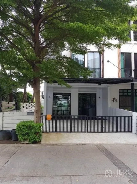 ทาวน์เฮาส์ ให้เช่าในSuan Luang, Bangkok - มุมตรงด้านหน้าบ้าน พร้อมรั้วเหล็กสีดำและกันสาดจอดรถ