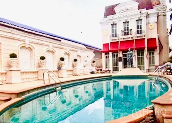 联排别墅 出租在Prawet, Bangkok - 住区会所，经典欧式立面与室外游泳池。