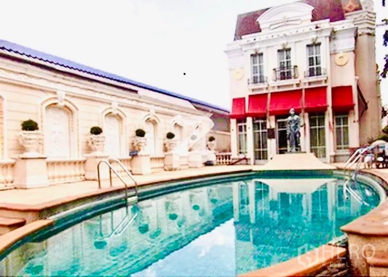 联排别墅 出租在Prawet, Bangkok - 住区会所，经典欧式立面与室外游泳池。