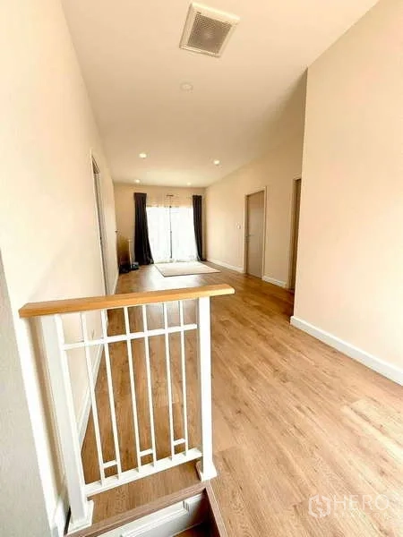 บ้าน ขายในLat Krabang, Bangkok - โถงชั้นบนพร้อมราวกันตก พื้นไม้ และหน้าต่างสูงเต็มบาน