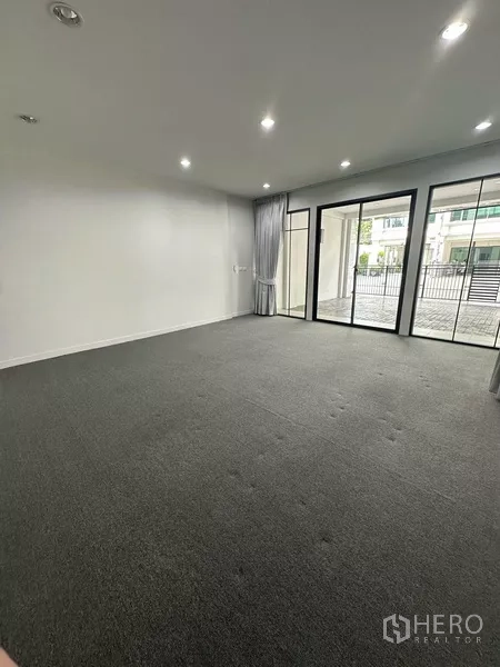 Home Office for rent - Ground-floor showroom or office with carpet and sliding glass doors to a terrace.