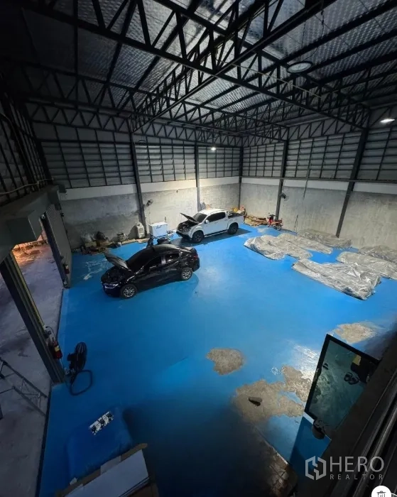 คลังสินค้า ขายในThanyaburi, Pathum Thani - ภายในโกดังเพดานสูง พื้นอีพ็อกซี่สีน้ำเงิน พื้นที่ทำงานโล่ง