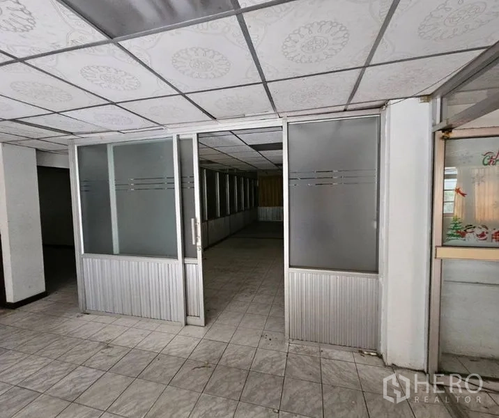 工厂 出租在Bang Kho Laem, Bangkok - 推拉玻璃门通向内部办公走廊。