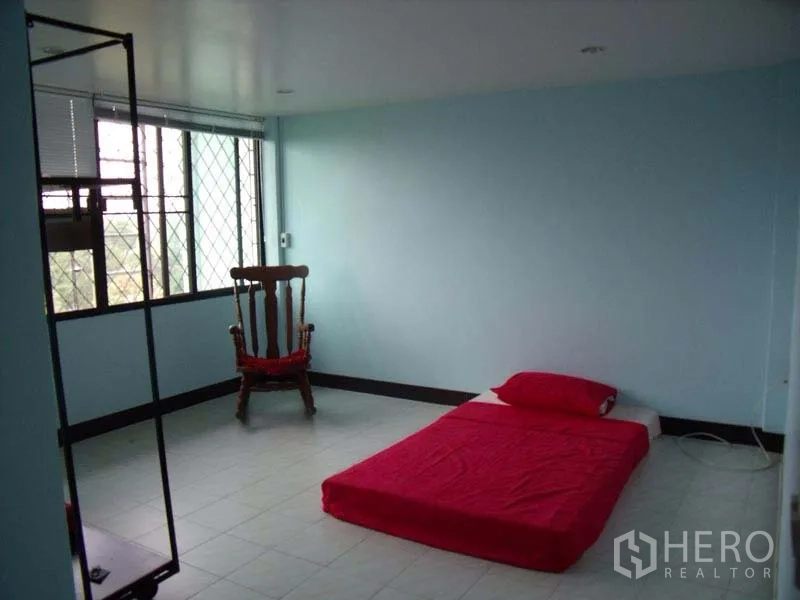 联排别墅 出售在Phra Khanong, Bangkok - 大面积多功能房，带窗户，布置简约