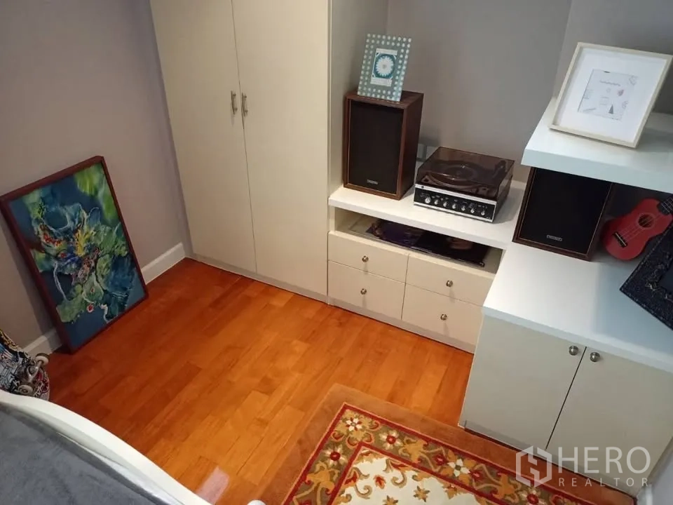 公寓 for rent in Watthana, Bangkok - 带内置柜与置物架的角落，木地板整洁有序。