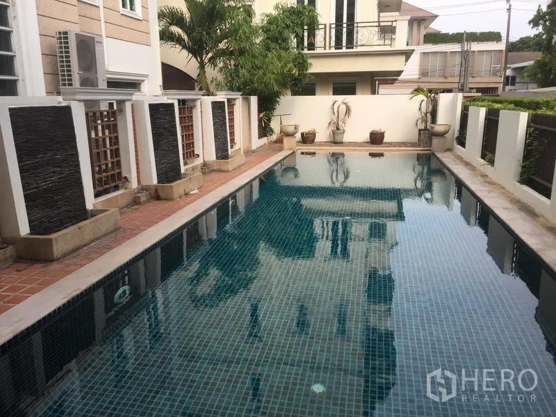 ทาวน์เฮาส์ ขายในHuai Khwang, Bangkok - สระว่ายน้ำส่วนกลางข้างทาวน์เฮ้าส์ พร้อมดาดฟ้าปูยาและกำแพงบังสายตา