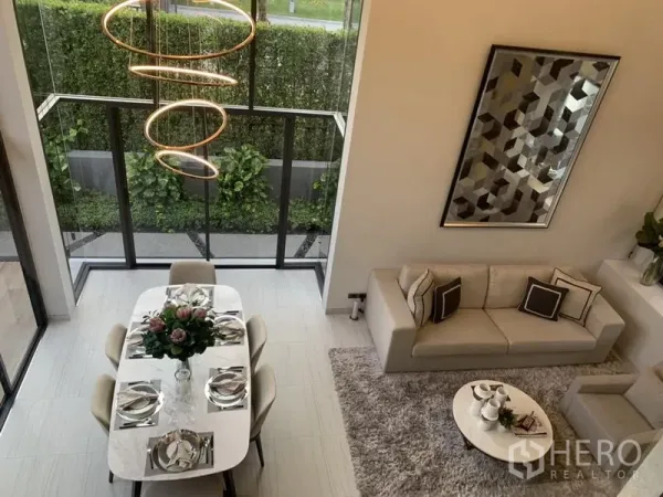 บ้าน ขายในYan Nawa, Bangkok - ห้องนั่งเล่นและรับประทานอาหารเพดานสูง ต่อเชื่อมกระจกเต็มบานสู่สวนส่วนตัว