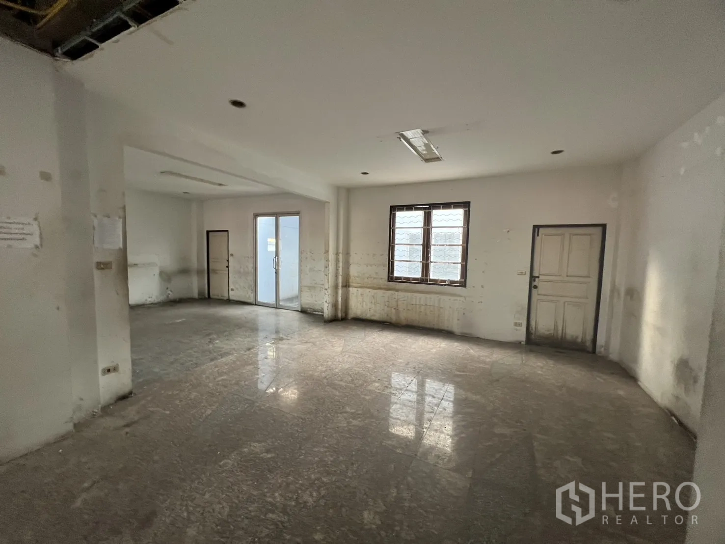 อาคารพาณิชย์ ให้เช่าในWatthana, Bangkok - ห้องชั้นล่างกว้าง พื้นหิน หน้าต่างและประตูกระจกบานเลื่อน