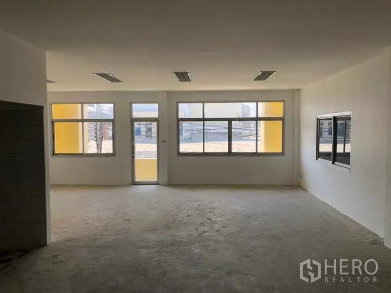 Factory for rent in Khlong Luang, Pathum Thani - Upper-floor office with wide windows providing natural light over the front forecourt.