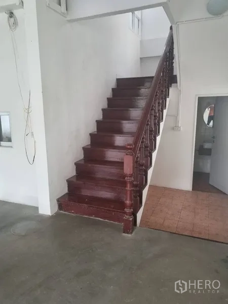 บ้าน ให้เช่าหรือขายในSathon, Bangkok - ชั้นล่างเห็นบันไดไม้และทางเข้าห้องน้ำข้างๆ