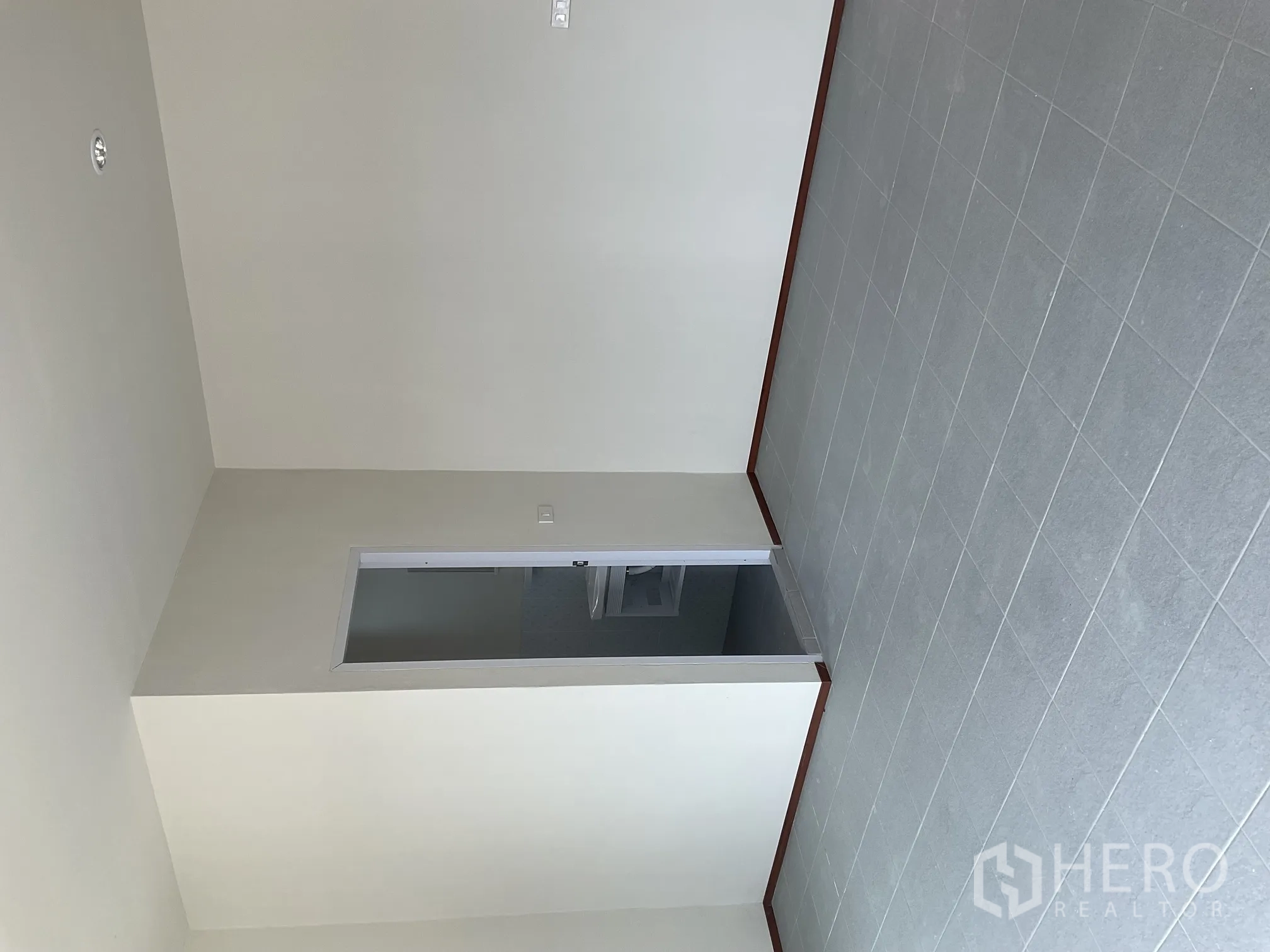 โกดัง for rent in Lat Lum Kaeo, Pathum Thani - ห้องออฟฟิศปูกระเบื้อง มีประตูเชื่อมไปยังห้องติดกัน