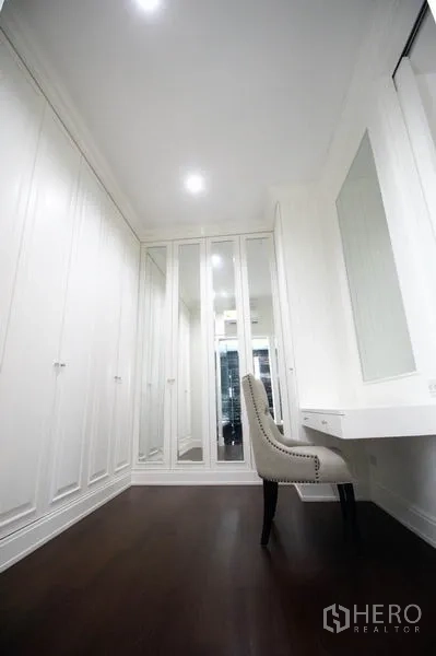 Detached House for rent or sale - Walk-in closet with full-height built-in wardrobes, mirrors and a vanity desk.