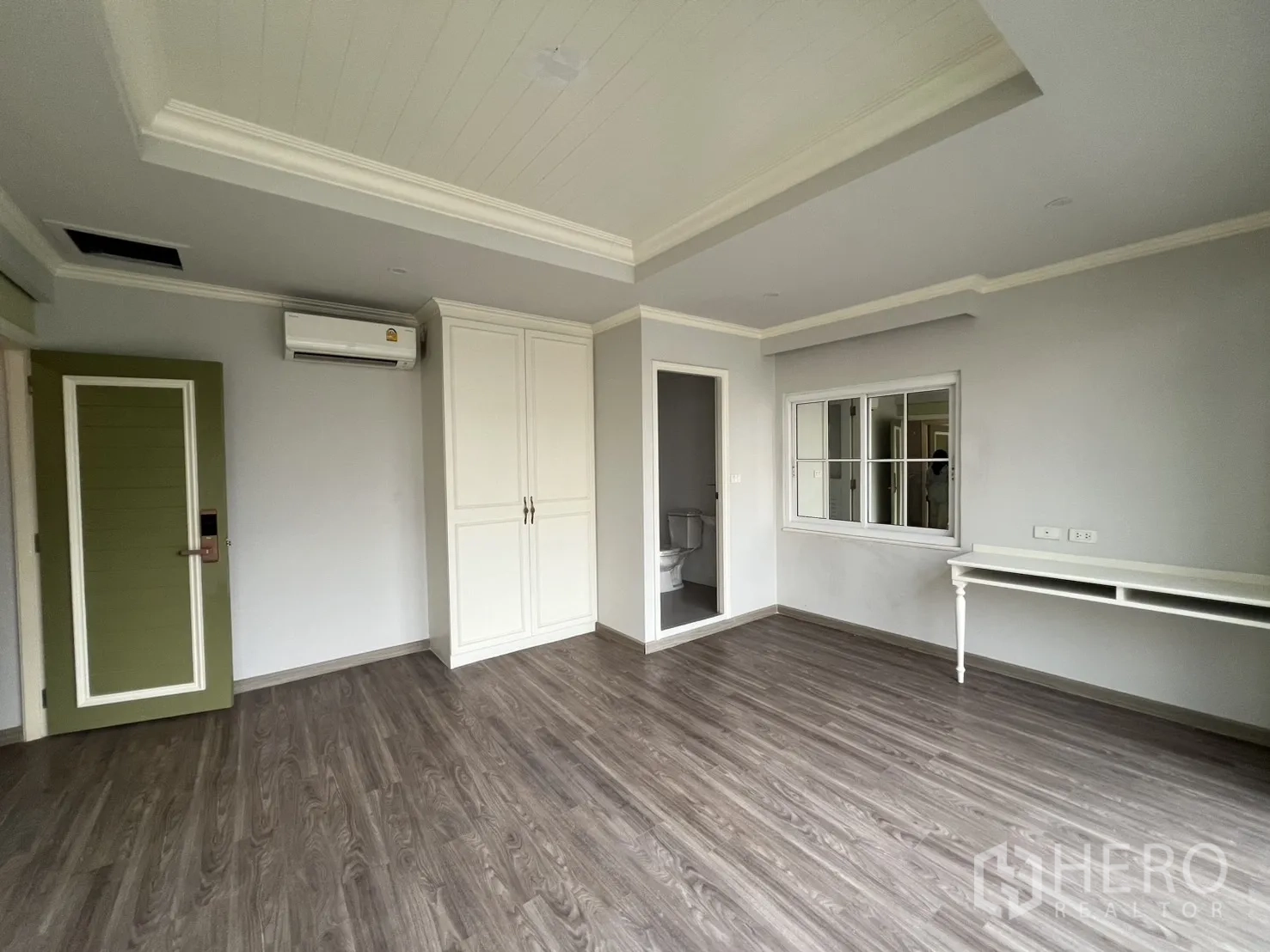 店屋 出租在Bang Rak, Bangkok - 楼上办公室，内置衣柜并带套内卫生间。