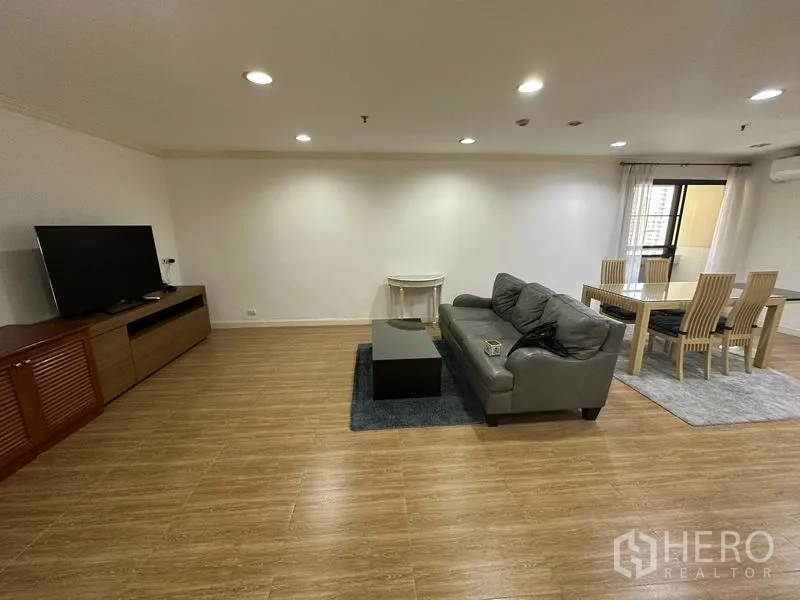 คอนโด ให้เช่าในWatthana, Bangkok - พื้นที่นั่งเล่นและรับประทานอาหารกว้าง โซฟาสีเทา ตู้ทีวี และพื้นไม้