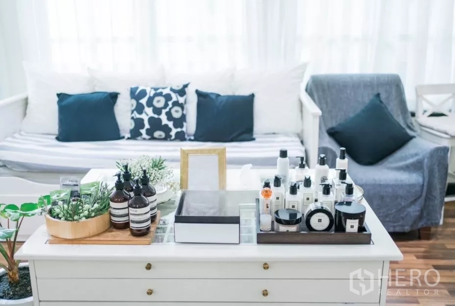 พื้นที่ขายปลีก ให้เช่า - โต๊ะโชว์ผลิตภัณฑ์ความงามและต้นไม้ ในพื้นที่นั่งเล่นสว่าง