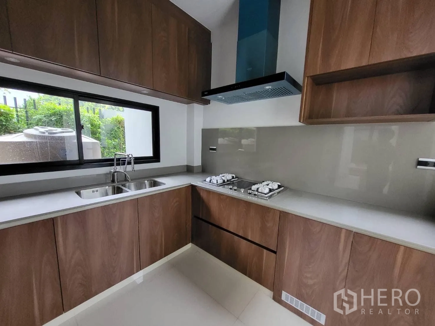 独立式住宅 出租 - 独立泰式厨房，木质橱柜、双水槽、窗户与燃气灶油烟机