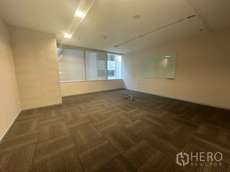 สำนักงาน ให้เช่าในKhlong Toei, Bangkok - ห้องทำงานปูพรม มีหน้าต่างและไวท์บอร์ดติดผนัง