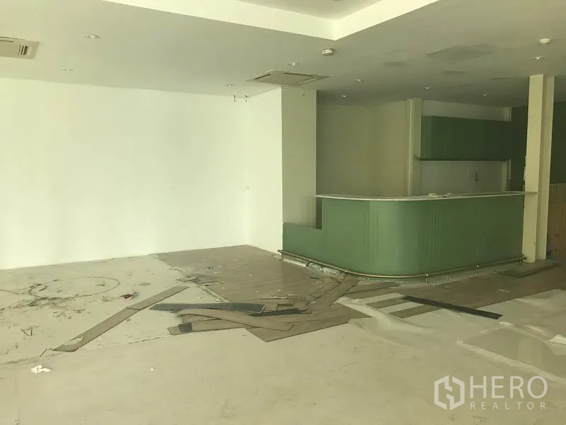 零售空间 出租在Watthana, Bangkok - 宽敞销售区，配弧形吧台与大片留白墙面便于品牌展示。