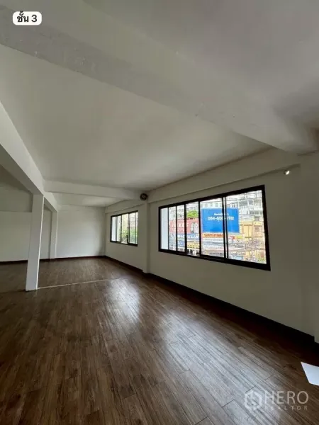 อาคารพาณิชย์ ให้เช่าหรือขายในKhlong Toei, Bangkok - ชั้น 3 แบบโอเพ่นสเปซ สว่าง โปร่ง หน้าต่างบานใหญ่ พื้นลายไม้